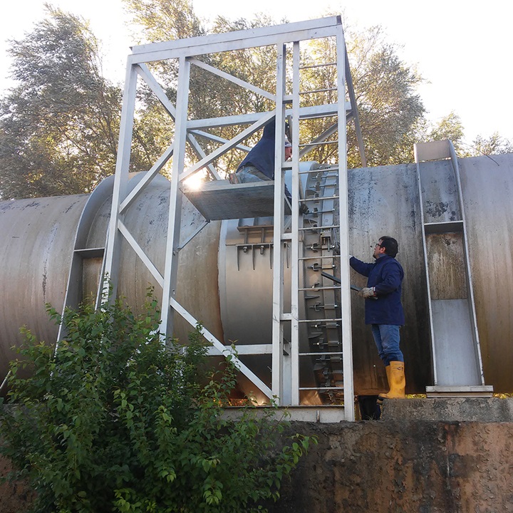 Bir boru mufuna Hydro Cos tamir parçası takarak kaçağı tamir eden bir çalışan