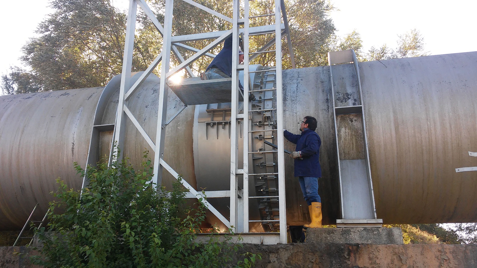 Bir boru mufuna Hydro Cos tamir parçası takarak kaçağı tamir eden bir çalışan