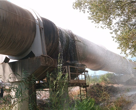 Boru hattı üzerindeki bir muftan su kaçağı