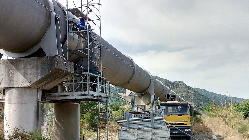Büyük bir boru hattinin Hydro Cos muf üstü tamir parçası ile tamiri